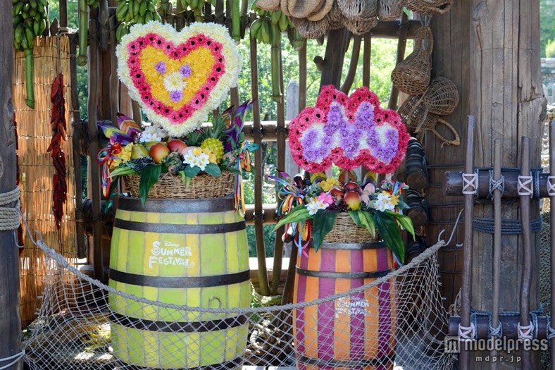 フルーツや花で飾り付けられたデコレーション