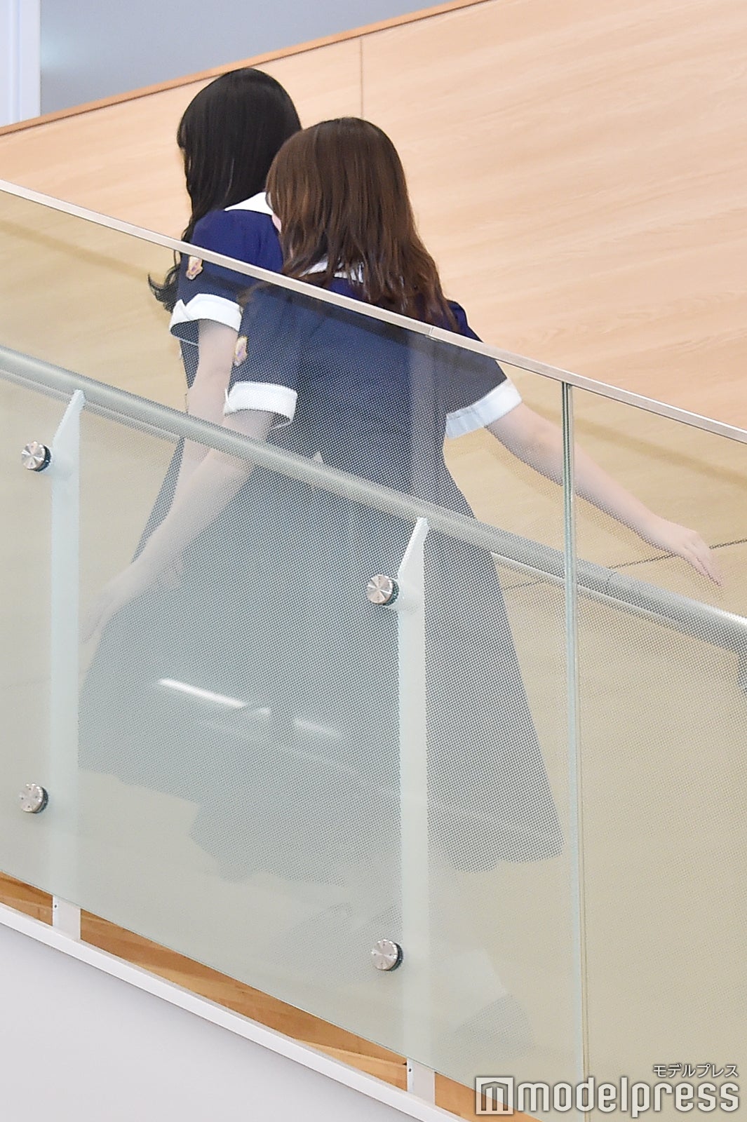 階段の上り方も「可愛い！」と学生からが声がかかる（C）モデルプレス