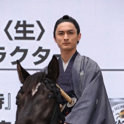 高良健吾、馬にまたがり見事な手綱さばき!“戸惑った”オーダーを明かす
