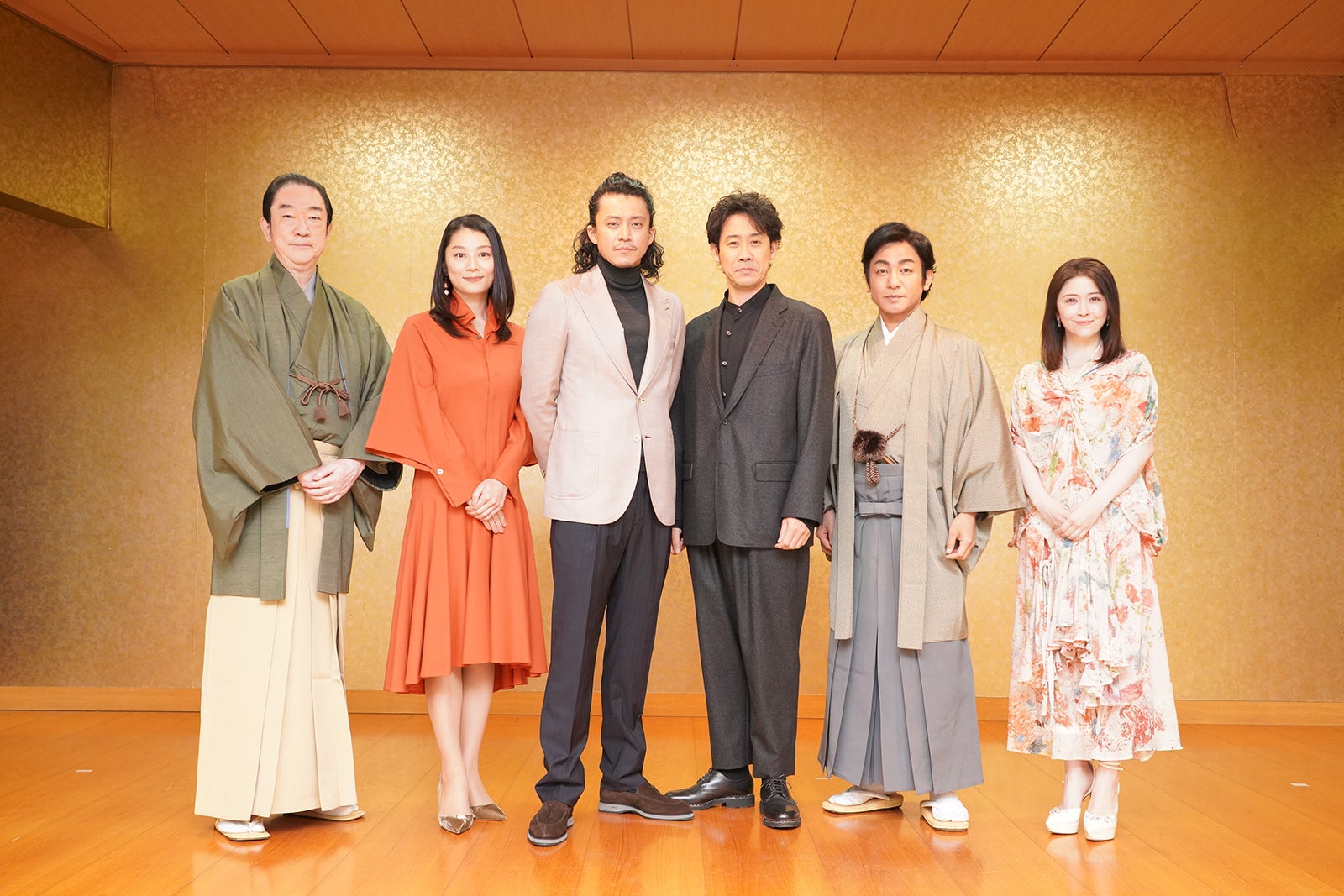 （左から）坂東彌十郎、小池栄子、小栗旬、大泉洋、片岡愛之助、宮澤エマ（C）NHK