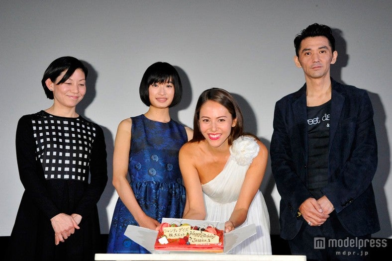誕生日を祝福された道端ジェシカ／写真左から：永田琴監督、門脇麦、道端、村上淳