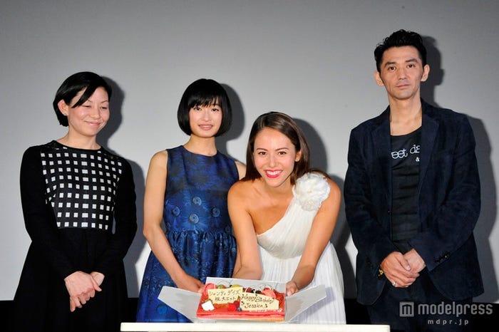 誕生日を祝福された道端ジェシカ/写真左から:永田琴監督、門脇麦、道端、村上淳