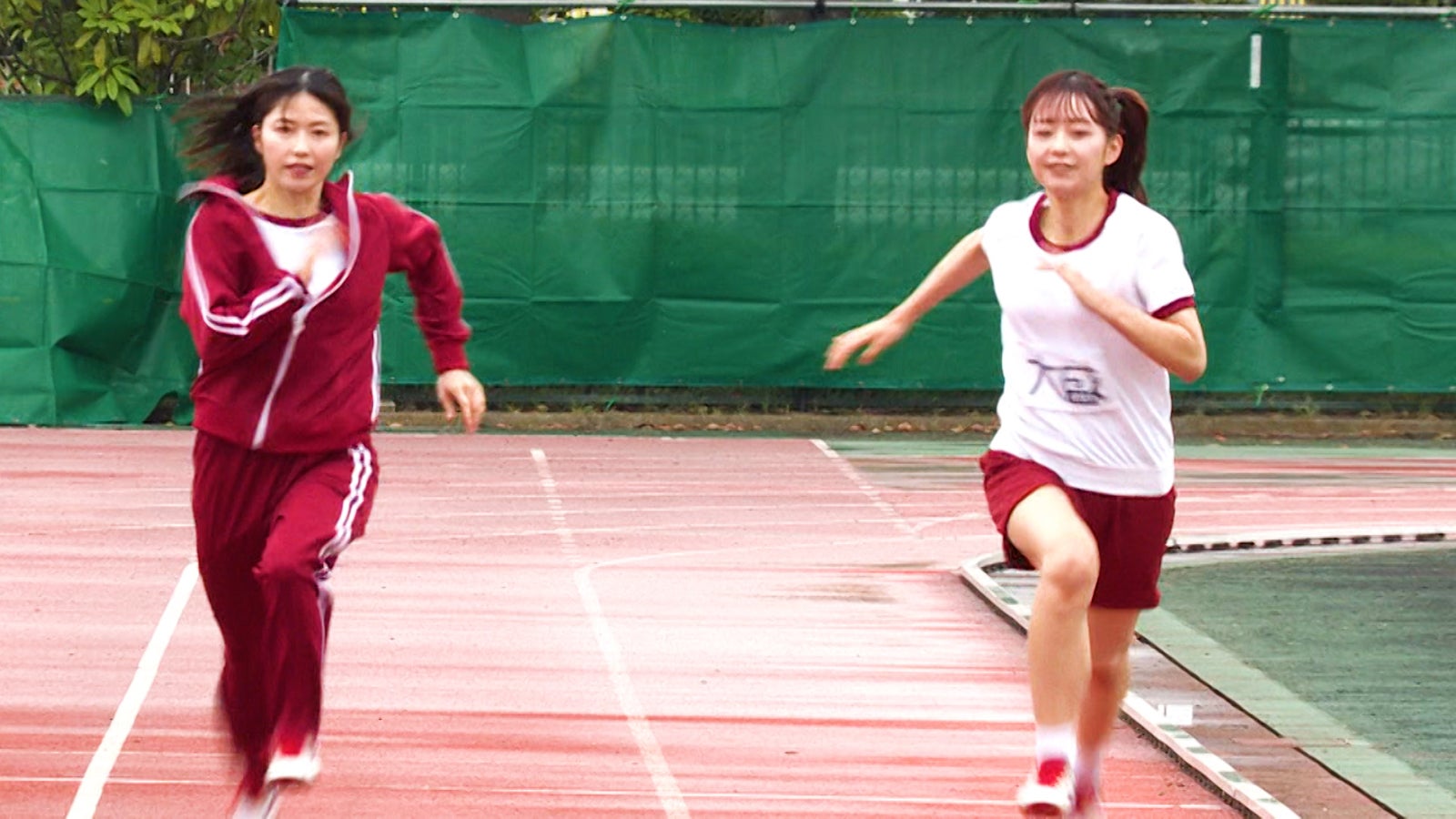 （左から）横山由依、大盛真歩（C）テレビ朝日