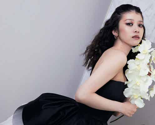 馬場ふみか、蜷川実花と初タッグ “史上最高派手衣装”で素肌際立つ