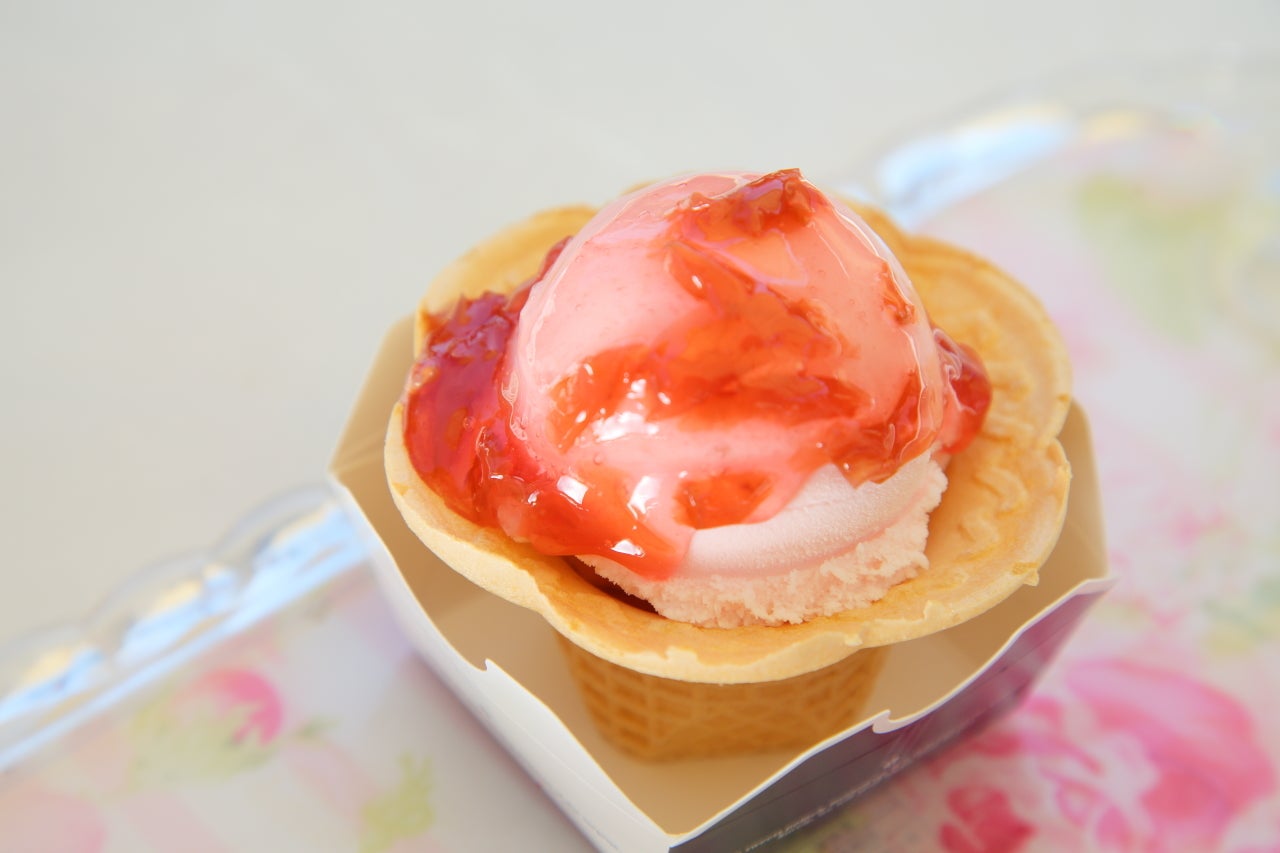 バラのアイスクリーム600円（税込）／画像提供：株式会社ホテルニューアカオ