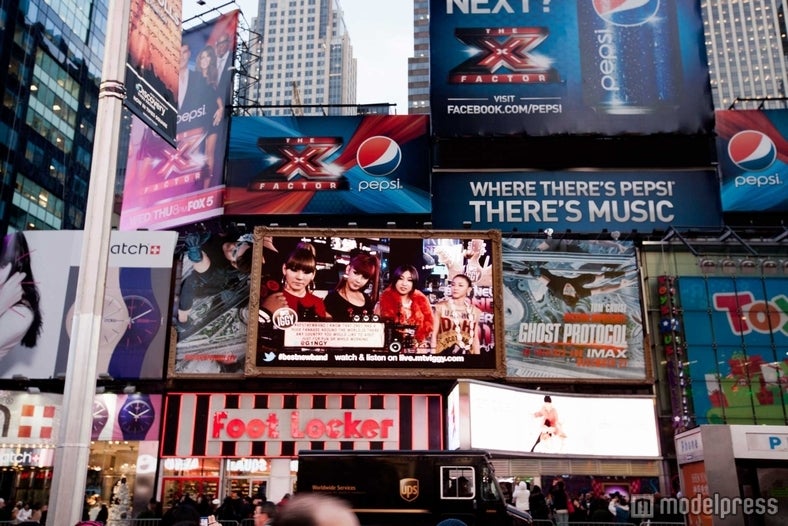 タイムズスクエアでの生放送の様子