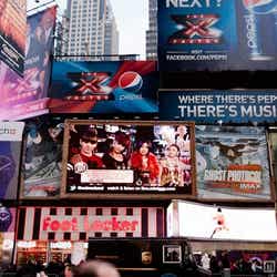 タイムズスクエアでの生放送の様子