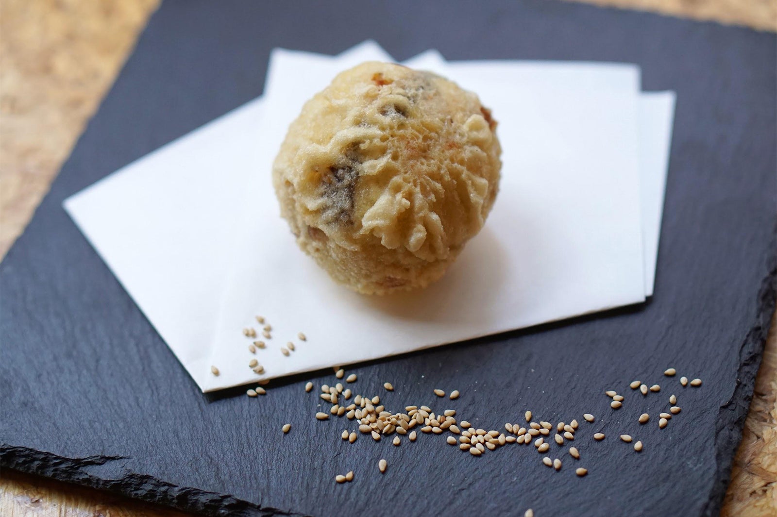 「超濃厚ごまアイス天ぷら」（税込500円）／画像提供：九鬼産業