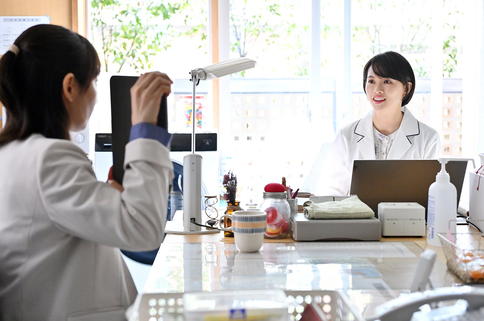 吉岡里帆、臼田あさ美「御上先生」第1話（C）TBS