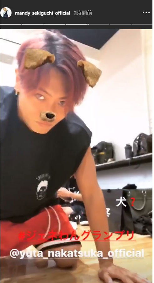 犬に扮した中務裕太／関口メンディーInstagramストーリーズより