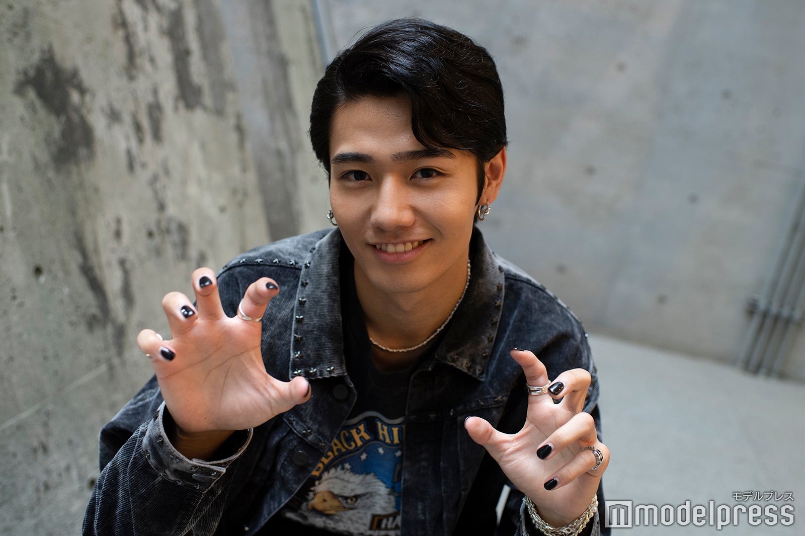 “オオカミポーズ”／鈴々木響（C）モデルプレス