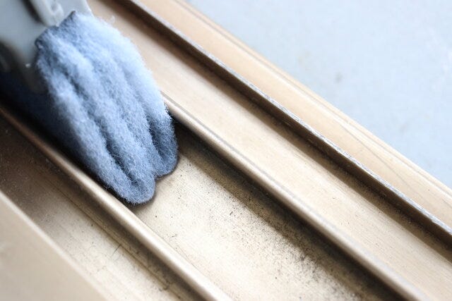 セリアのサッシ掃除ブラシはレールの溝汚れにぴったり