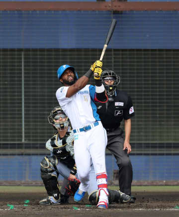 日本ハム 新外国人のカストロが衝撃の場外弾 直球を完璧に捉える→打球が左翼芝生席越え防球ネットに突き刺さる 新庄監督も思わず笑み