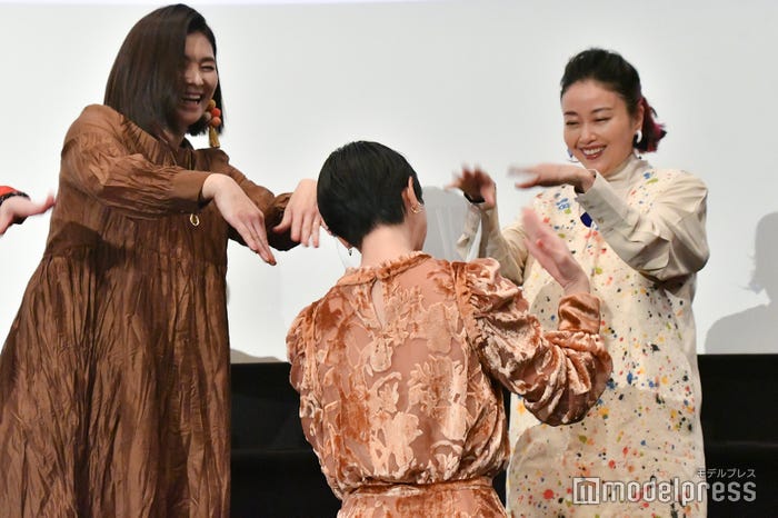 涙する松井玲奈を励ます秋谷智子、宮原永海 (C)モデルプレス