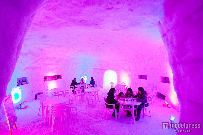 天井にプラネタリウムが輝く、巨大かまくらカフェが限定オープン
