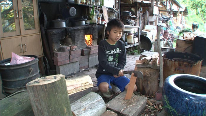 山で自給自足生活する大家族(広島) (C)テレビ朝日