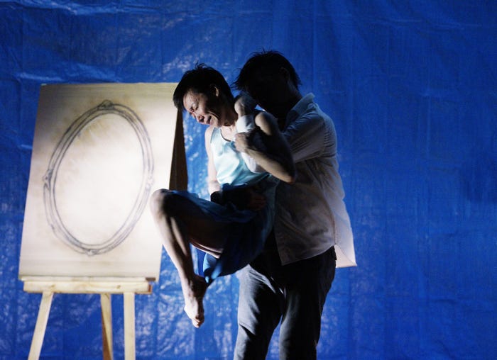 「波と暮らして」過去公演舞台写真/2018年再演時「波と暮らして」黒田育世&柳本雅寛 撮影:大洞博靖