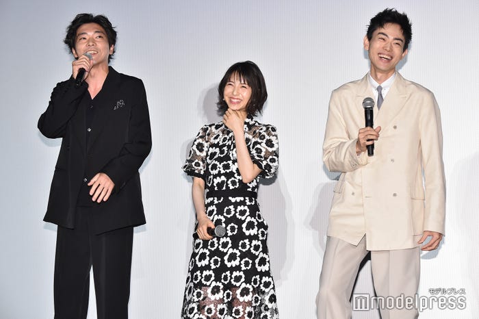(左から)柄本佑、浜辺美波、菅田将暉(C)モデルプレス