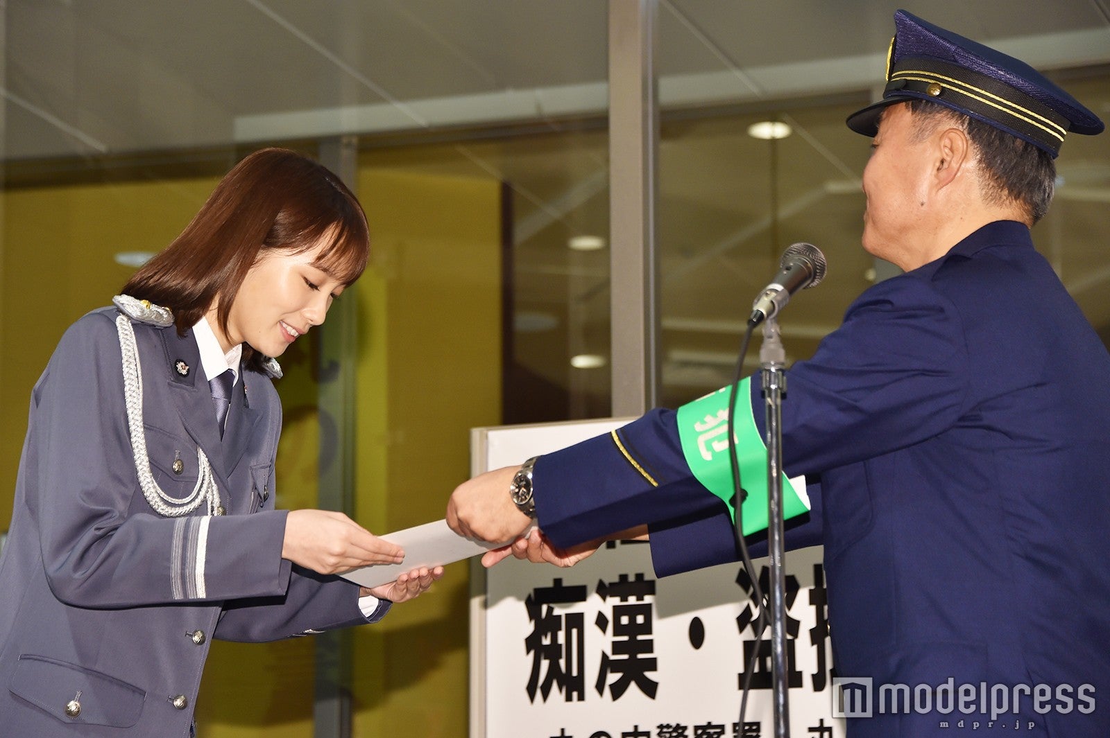 飯豊まりえ（左） （C）モデルプレス