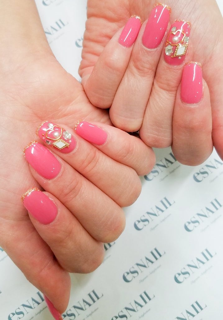 パーツの色に合わせたゴールドのラインが絶妙（画像提供：esNAIL）