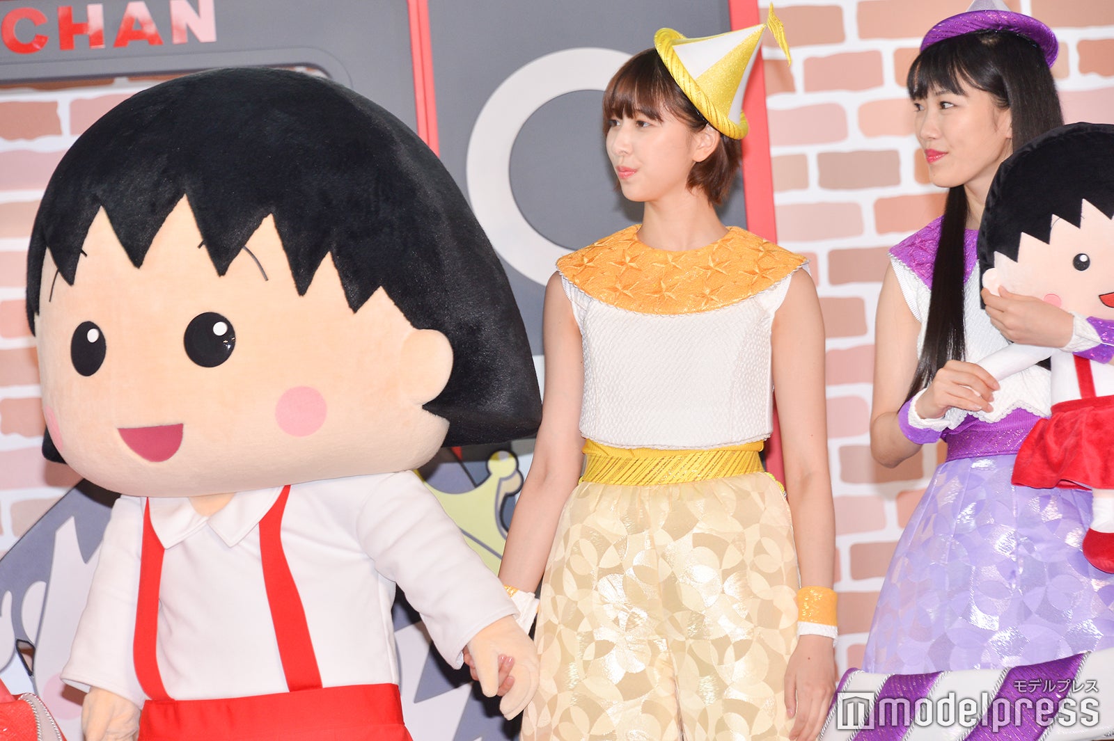 ちびまる子ちゃんと手を繋ぐ玉井詩織 （C）モデルプレス