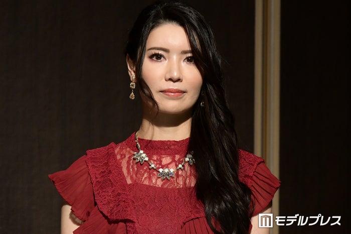 元AKB48倉持明日香、結婚発表 “婚姻届証人”との2ショット公開「快く引き受けてくださり」