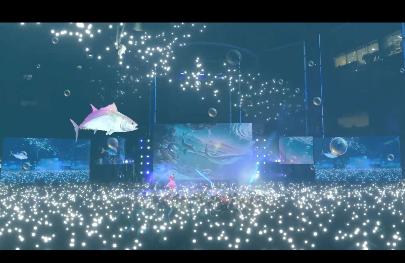 水曜日のカンパネラ スクリーンの様子／Photo by アンザイミキ