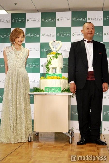 WEB婚活サービス「TwinCue」記者発表会に出席した（写真左から）西山茉希、TKO木下隆行