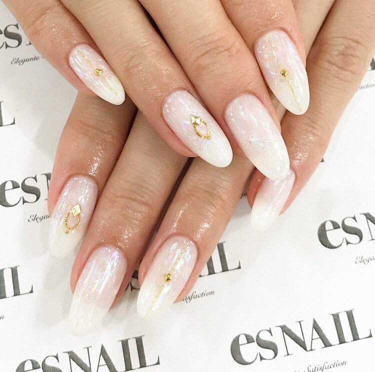 ゴールドをアクセントに／画像提供：esNAIL