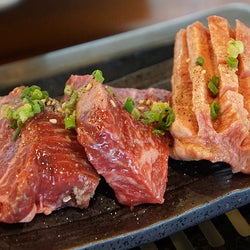 塊肉がドーンッ! うまい、安い、使い勝手がよい、カウンター焼肉『ぼんず』に肉マイスターがやられた