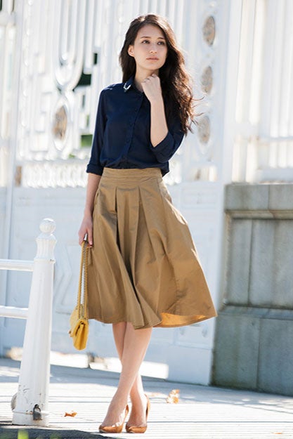 【SET】ビエラ衿ビジューシャツ+ボックスタック ミモレ丈スカート「STYLEST」6,000円（税抜）／画像提供：STYLEST