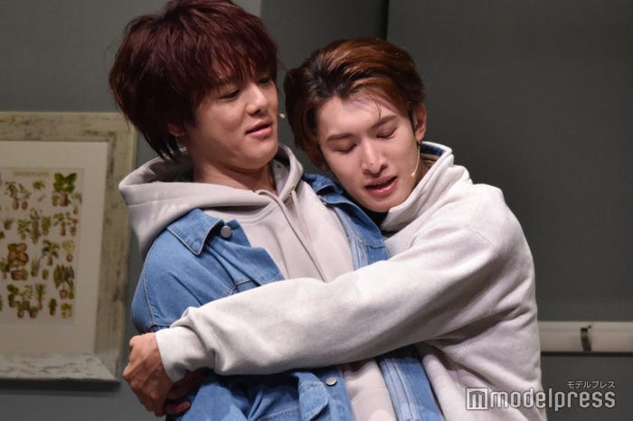 室龍太に終始くっつく向井康二/「ムロムカイ」ゲネプロより(C)モデルプレス
