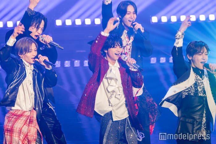 「Rock this Party」をパフォーマンスする(後列左から)菊池風磨、橋本将生(前列左から)猪俣周杜、佐藤勝利、浜川路己(C)モデルプレス