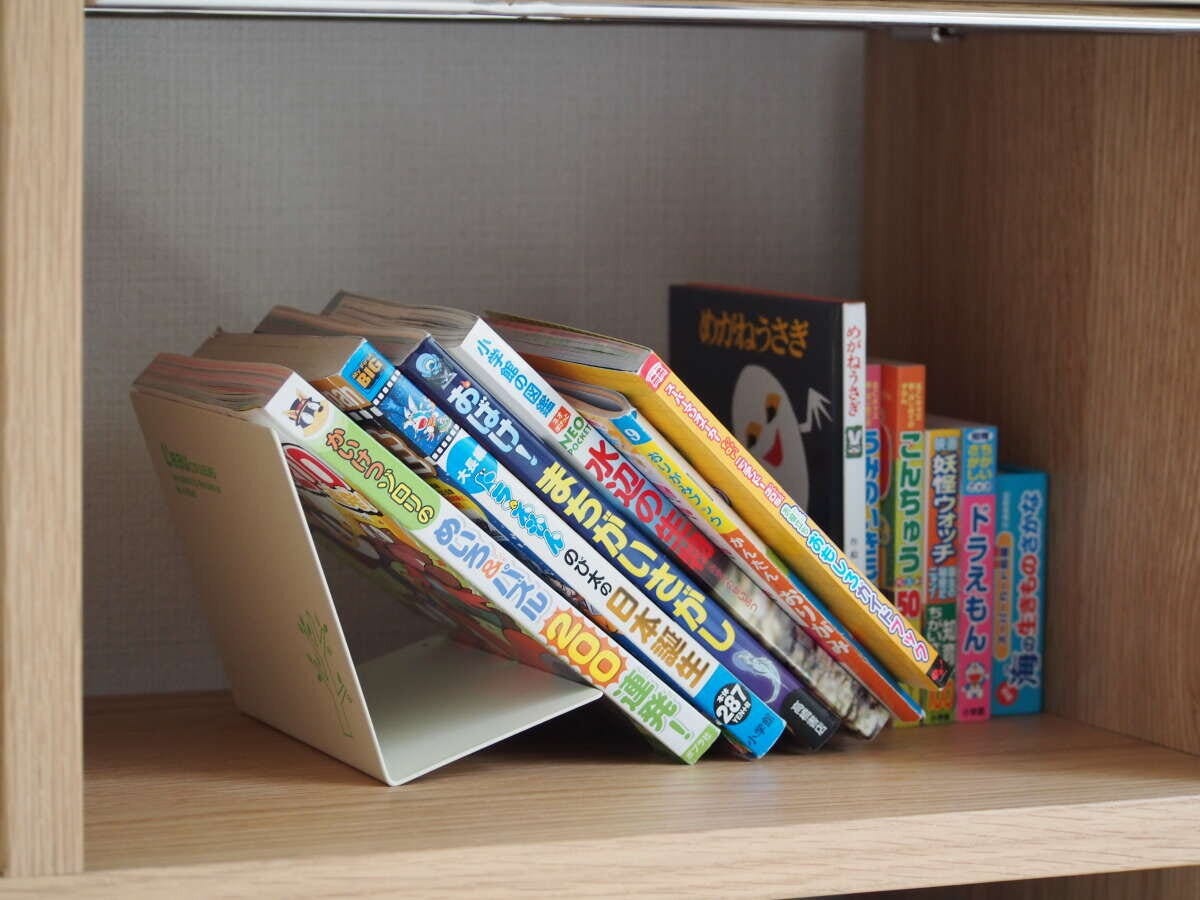 絵本の入った本棚