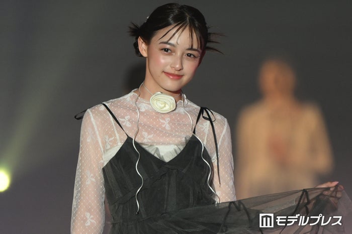 「マルス」で話題・大峰ユリホ、ガーリーワンピで美脚披露 ローズチョーカーで甘い雰囲気【TGC熊本2024】