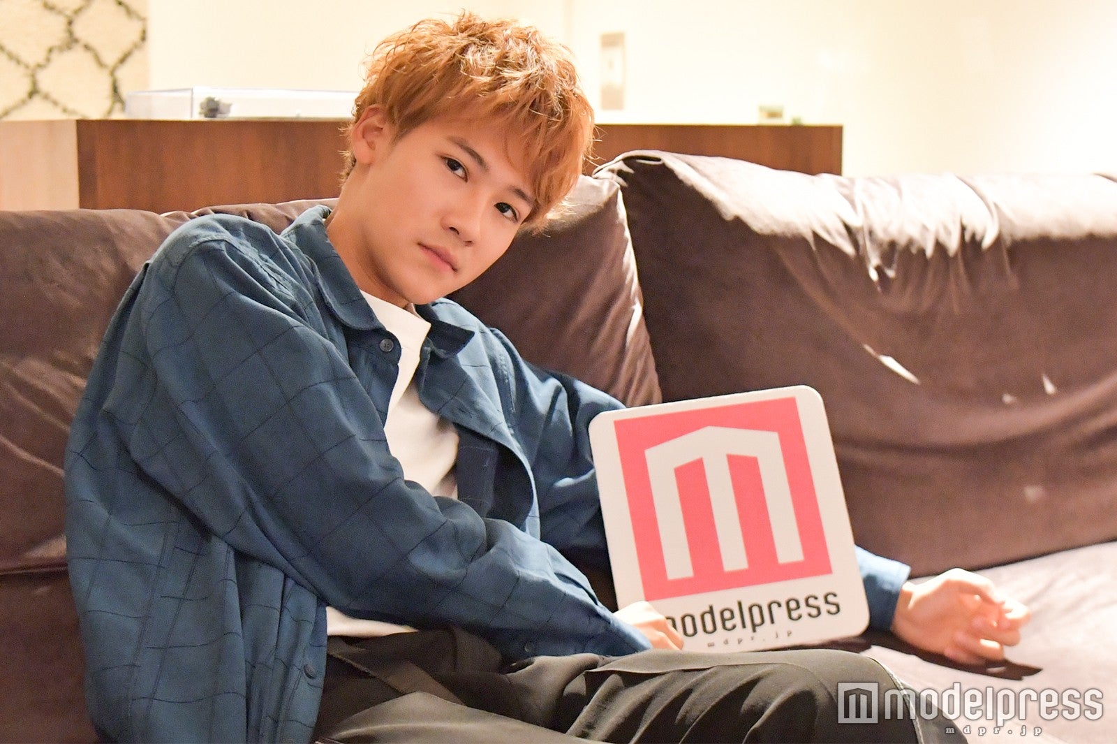 モデルプレスロゴを“彼女”のように扱ってくれました（C）モデルプレス