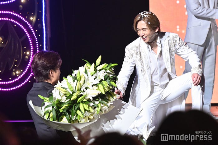 「Endless SHOCK」エターナル編公演千穐楽に駆けつけた井上芳雄、花束を受け取る堂本光一(C)モデルプレス