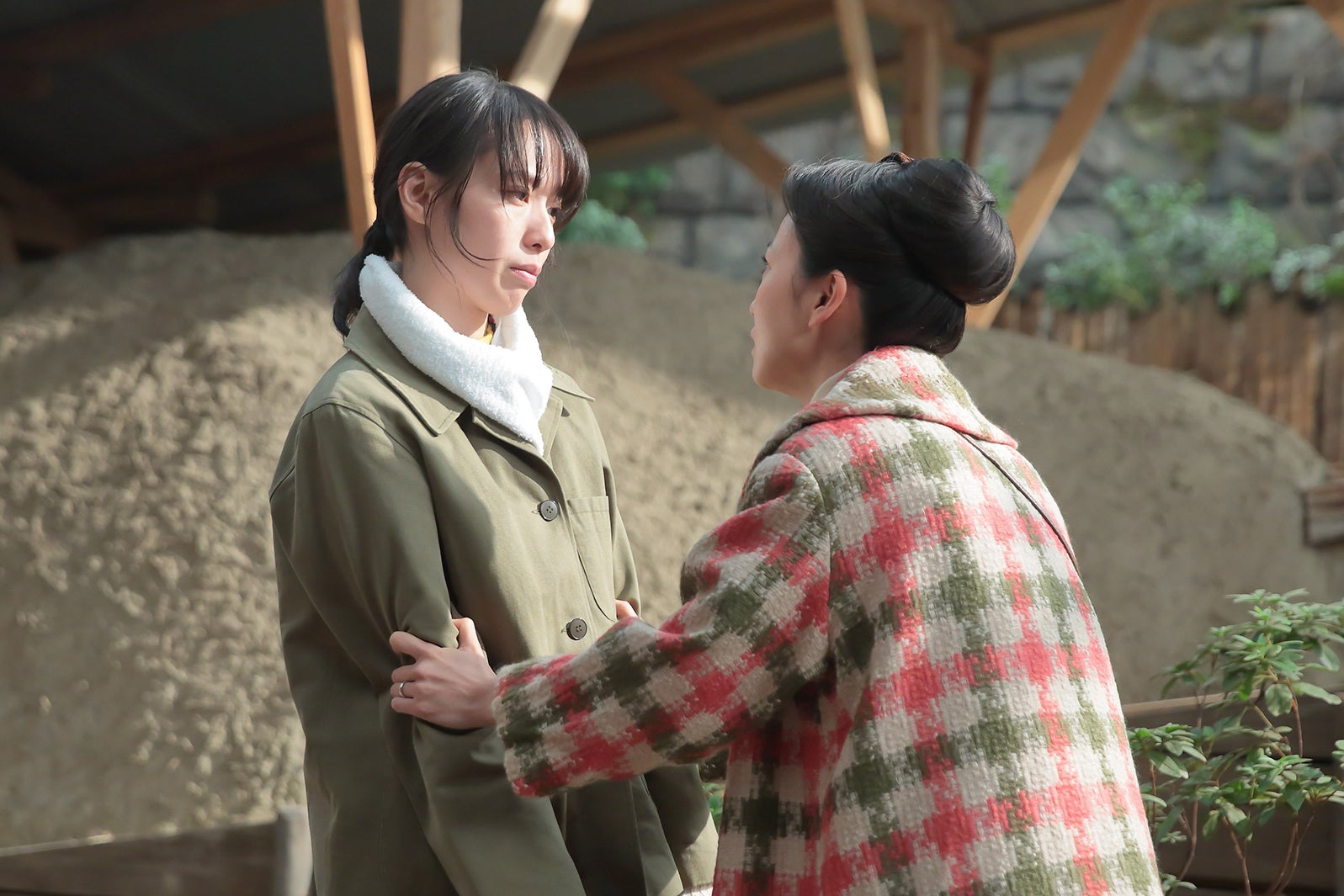 戸田恵梨香、大島優子（C）NHK