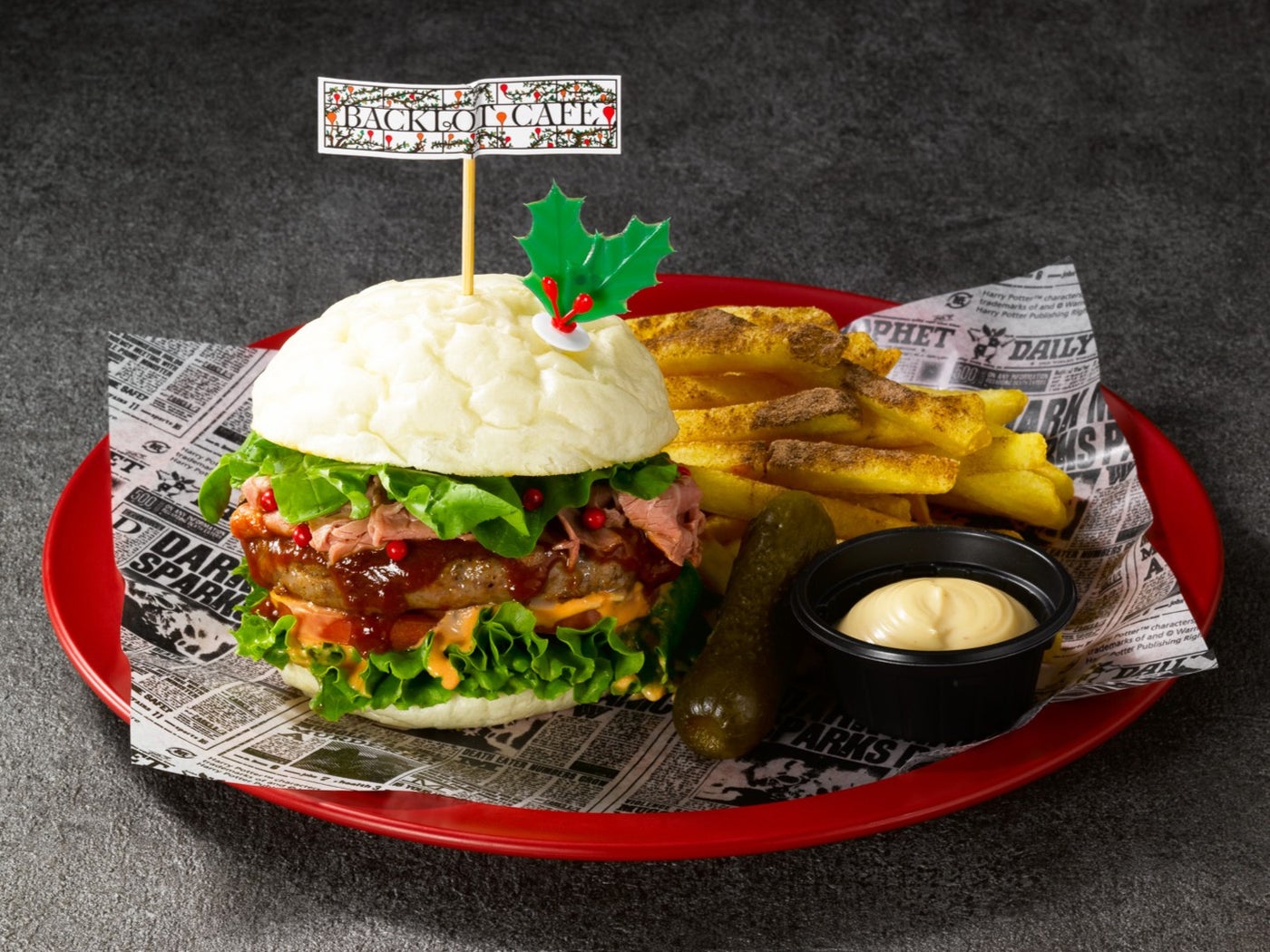 クリスマスバックロットバーガー 2,500 円（税込） ／Warner Bros. Studio Tour Tokyo – The Making of Harry Potter.