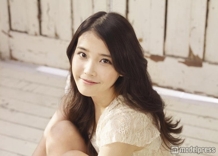 韓国の“国民の妹”、キュートなミニスカで美脚披露　日本デビューシングルMV解禁