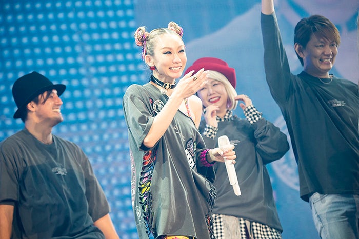 倖田來未 周年ツアー千秋楽で号泣 辛い時にも音楽があった 歴代バックダンサーからのサプライズも モデルプレス 倖田來未 周年ツアー千秋楽で号泣 辛い時にも音楽があった 歴代バックダンサーからのサプライズも モデルプレス