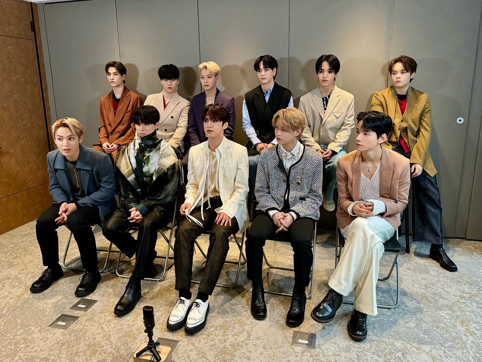 JO1／取材会の様⼦（C）LAPONE Entertainment