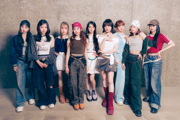 ME:I 3RD SINGLE『MUSE』リリース記念SHOWCASE(左から)RINON、MOMONA、AYANE、KEIKO、MIU、SHIZUKU、SUZU、RAN、KOKONA(C)LAPONE GIRLS