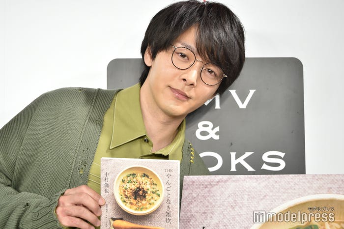 パネルに近づいて可愛らしく撮影に応じる中村倫也(C)モデルプレス