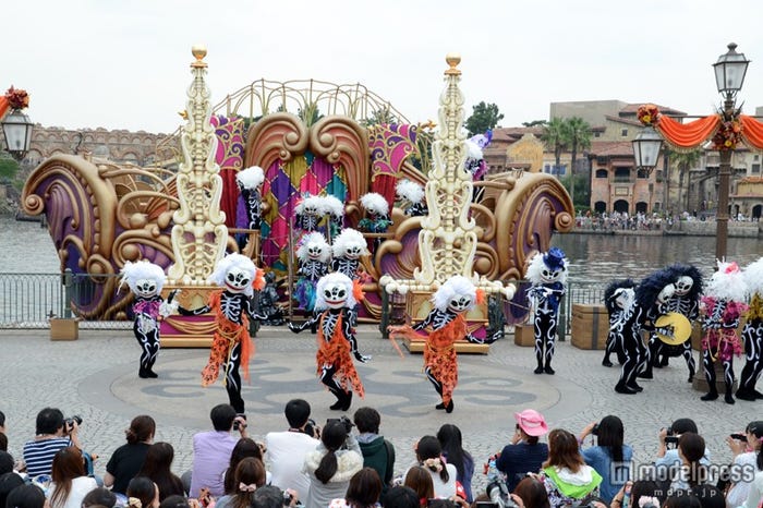 新プログラム「ウェルカム・スケルトン・フレンズ」/スケルトンによるパフォーマンス