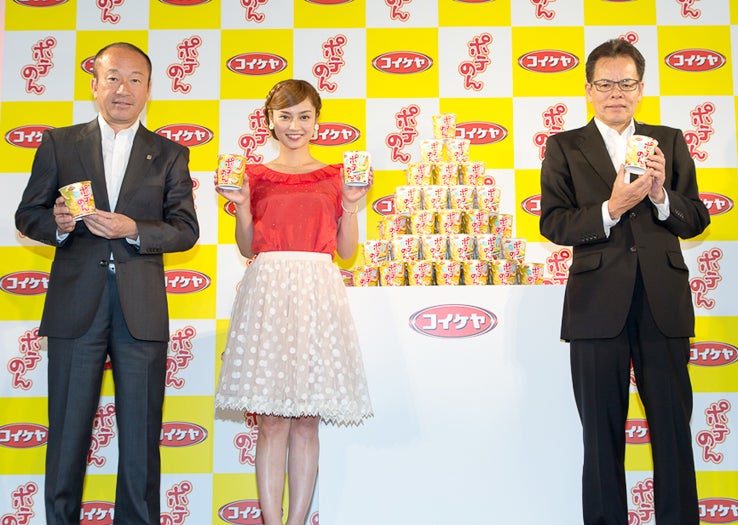 湖池屋の小池孝会長、平愛梨、日清食品の三浦善功社長