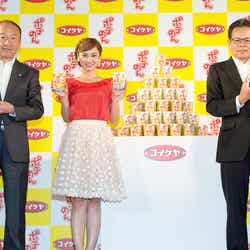 湖池屋の小池孝会長、平愛梨、日清食品の三浦善功社長