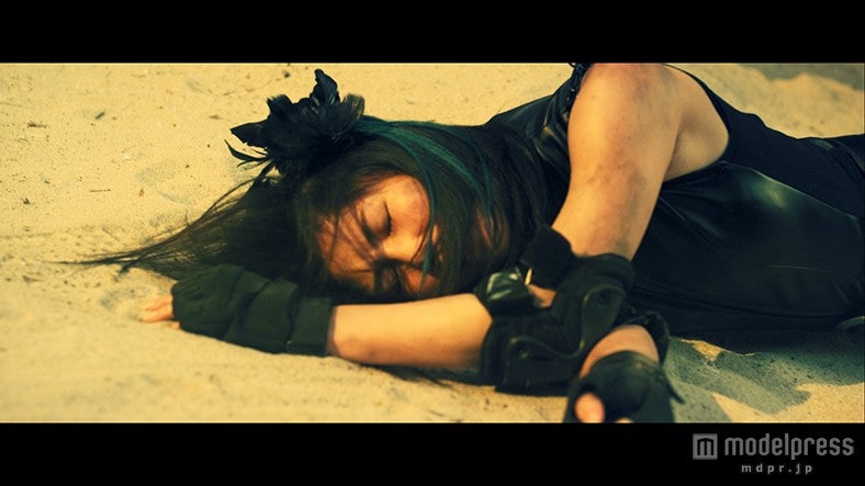 AKB48『僕たちは戦わない』MV場面写真（C）AKS