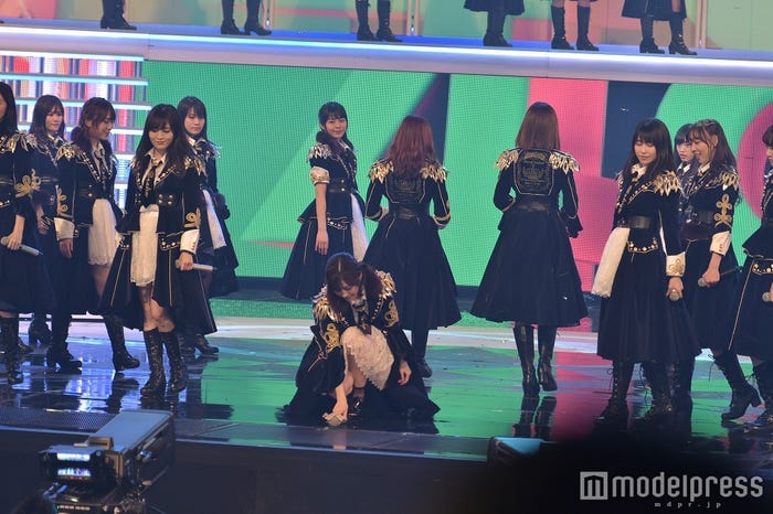 マイクを置くAKB48渡辺麻友/リハーサルの様子(C)モデルプレス