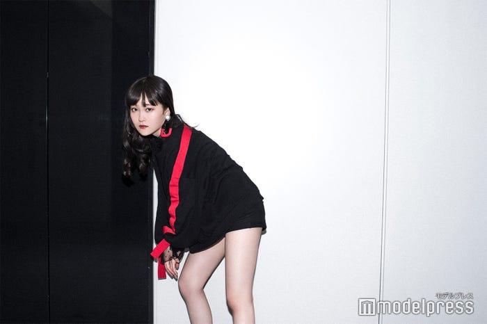 トップスとピアスのバランス感覚はさすがの芹奈コーデ(C)モデルプレス